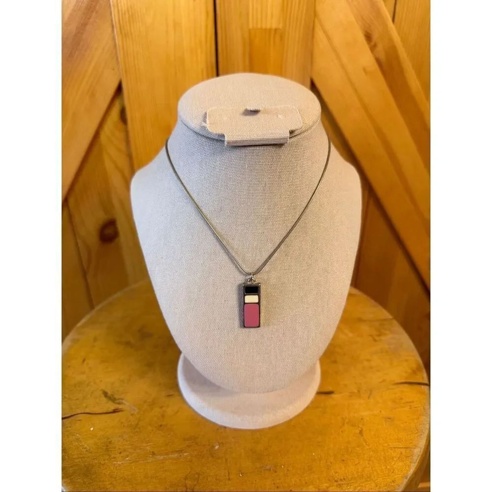 necklace featuring a colored pendant on a chain (7457)